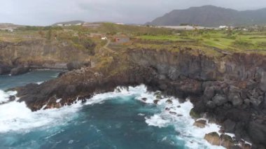 Kayalıklarla ve Atlantik Okyanusu Tenerife, 4 k yukarıdan ateş dron, Canarias Islands, İspanya havadan görünümü