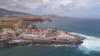 Tenerife, La Caleta, İspanya - 18 Mayıs 2018: Atlantik Okyanusu, havadan görünümü kayalık sahil ve sahildeki, Kanarya Adaları oteller. 4 k dron yukarıdan vurdu.