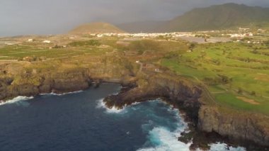 Kayalıklarla ve Atlantik Okyanusu Tenerife, 4 k yukarıdan ateş dron, Canarias Islands, İspanya havadan görünümü