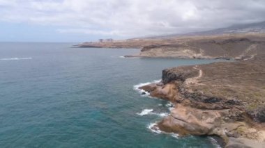 Tenerife, La Caleta, İspanya - 18 Mayıs 2018: Atlantik Okyanusu, havadan görünümü kayalık sahil ve sahildeki, Kanarya Adaları oteller. 4 k dron yukarıdan vurdu.