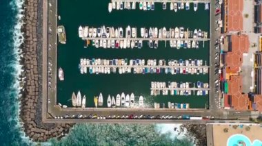 Tenerife, Los Gigantes, İspanya - 18 Mayıs 2018: Modern yelken motorlu tekneler, hava görünümünü bir sahil marina, Kanarya Adaları, İspanya, 4 k dron atış Yatlar.