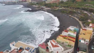 Tenerife, Punta Brava, İspanya - Mayıs, 18, 2018: Havadan görünümü kayalık sahil, Atlantik Okyanusu ve renkli Rıhtımlar üzerinde ev sahipliği yapmaktadır. 4 k yukarıdan atış robot
