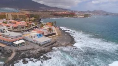 Tenerife, La Caleta, İspanya - 18 Mayıs 2018: Atlantik Okyanusu, havadan görünümü kayalık sahil ve sahildeki, Kanarya Adaları oteller. 4 k dron yukarıdan vurdu.