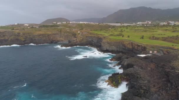 Widok Klify Ocean Atlantycki Wyspie Teneryfa Drone Strzał Góry Wyspy — Wideo stockowe