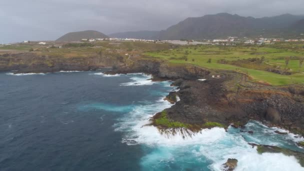 Widok Klify Ocean Atlantycki Wyspie Teneryfa Drone Strzał Góry Wyspy — Wideo stockowe