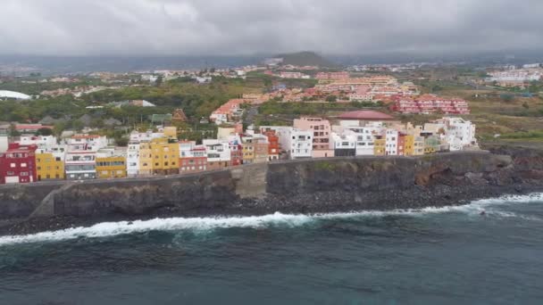 西班牙蓬塔布拉瓦的特内里费岛 2018年5月18日 大西洋岩石海岸的鸟图和海滨五颜六色的房屋 无人机从上面在4K 中射门 — 图库视频影像