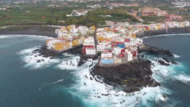 西班牙蓬塔布拉瓦的特内里费岛 2018年5月18日 大西洋岩石海岸的鸟图和海滨五颜六色的房屋 无人机从上面在4K 中射门 — 图库视频影像