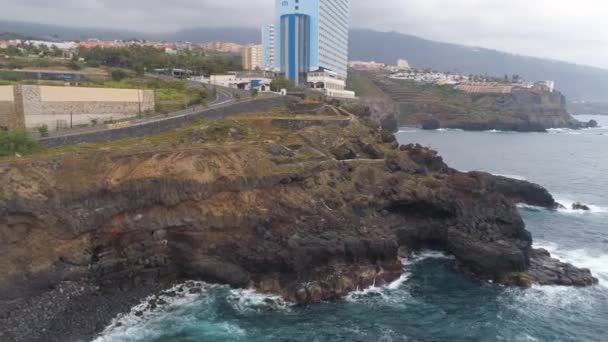 テネリフェ島 スペイン 2018 岩が多い大西洋の海岸やウォーター フロント ホテルの空撮 で上からショットをドローンします — ストック動画