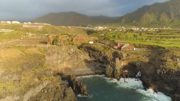 Luftaufnahme Von Klippen Und Atlantik Auf Teneriffa Drohnenschuss Von Oben — Stockvideo