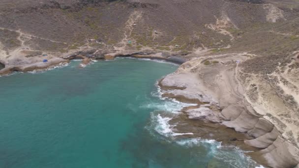 テネリフェ島 カレタ スペイン 2018 空撮岩が多い大西洋の海岸 ウォーター フロント カナリア諸島のホテル ドローン上から撮影 — ストック動画
