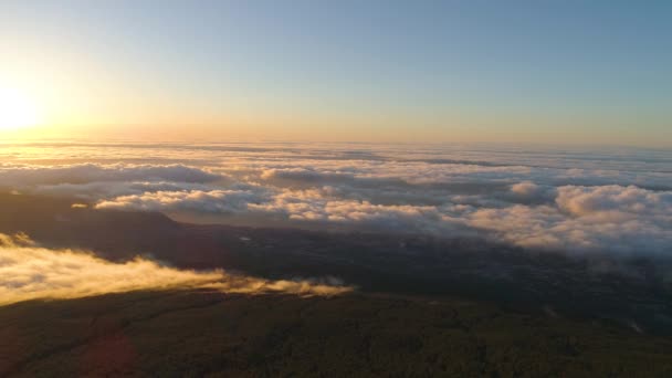 Légi Felvétel Teide Nemzeti Park Repülés Hegyekre Megkeményedett Felhők Alatt — Stock videók