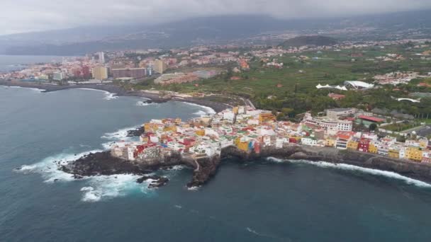 TENERIFE, PUNTA BRAVA, ESPAGNE - 18 MAI 2018 : Vue aérienne de la côte rocheuse de l'océan Atlantique et maisons colorées sur le front de mer. Drone tourné d'en haut en 4K 