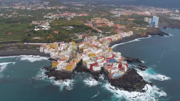TENERIFE, PUNTA BRAVA, ESPAGNE - 18 MAI 2018 : Vue aérienne de la côte rocheuse de l'océan Atlantique et maisons colorées sur le front de mer. Drone tourné d'en haut en 4K 