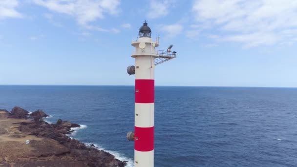 テネリフェ島のカナリア諸島 スペインの灯台ファロ デ血眼の高さから眺め 大西洋の野生の海岸 — ストック動画