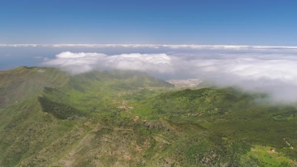 西班牙加那利群岛 Tede 附近特内里费岛上岩石和悬崖山脉的鸟图 — 图库视频影像