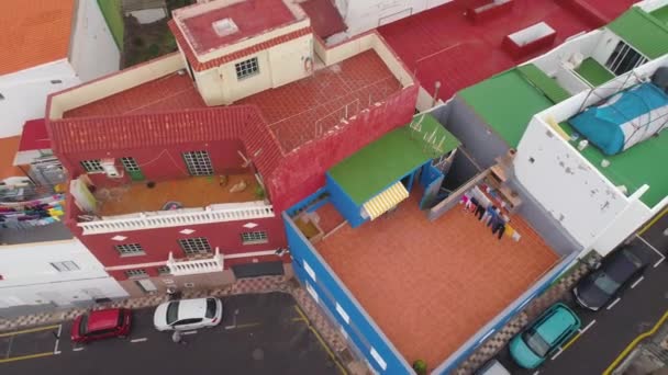 テネリフェ島 プンタ ブラバ スペインの大西洋の海岸にある小さな町の 2018 Aerial ビュー カラフルな家 で上からショットをドローンします — ストック動画