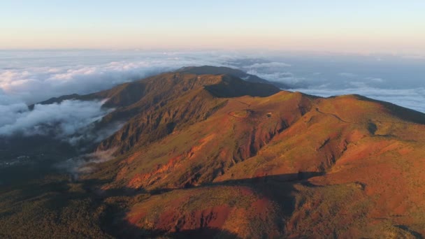 テイデ国立公園 山と夕暮れ時の硬化溶岩雲の上の飛行の空撮 テネリフェ島のカナリア諸島 — ストック動画