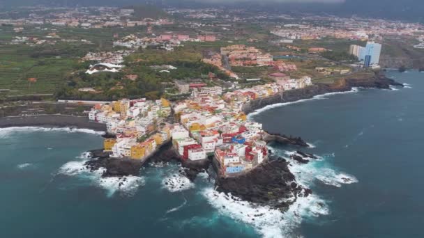 TENERIFE, PUNTA BRAVA, ESPAGNE - 18 MAI 2018 : Vue aérienne de la côte rocheuse de l'océan Atlantique et maisons colorées sur le front de mer. Drone tourné d'en haut en 4K 