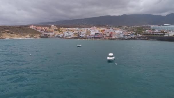 Tenerife, La Caleta, İspanya - 18 Mayıs 2018: Atlantik Okyanusu ve tekne, Kanarya Adaları havadan görünümü — Stok video