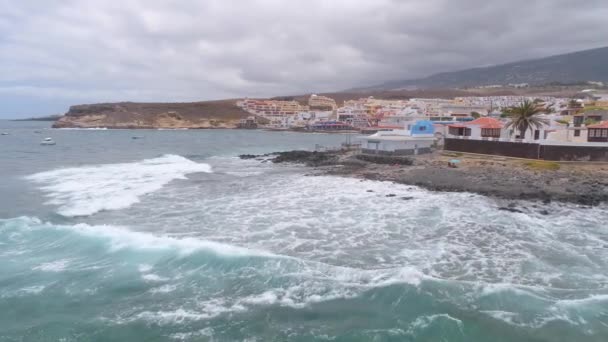 西班牙拉卡莱塔的特内里费岛 2018年5月18日 鸟图大西洋的岩石海岸和加那利群岛海滨的酒店 无人机从上面发射 — 图库视频影像