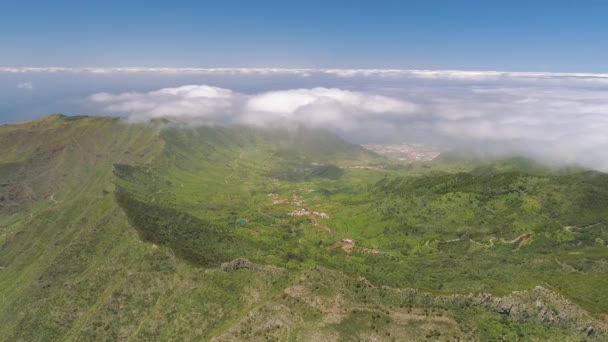 Vista Aérea Montanhas Rochosas Penhascos Cima Tenerife Perto Montanha Vulcânica — Vídeo de Stock