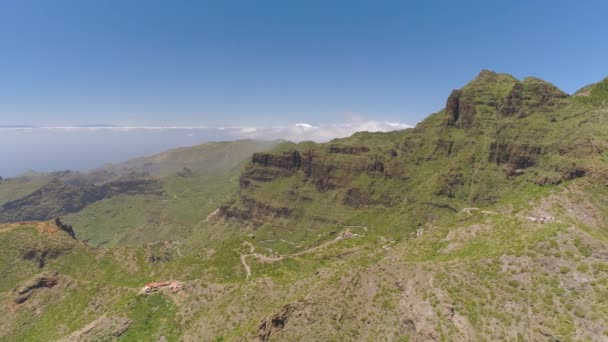 Vista Aérea Montanhas Rochosas Penhascos Cima Tenerife Perto Montanha Vulcânica — Vídeo de Stock