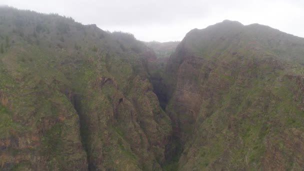 西班牙特内里费岛 2018年5月18日 加那利群岛地狱峡谷岩石山脉的鸟图 无人机从上面发射 — 图库视频影像