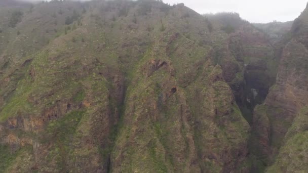 Teneriffa, Spanien - 18. Mai 2018: Luftaufnahme der felsigen Berge in der Höllenschlucht, Kanarische Inseln — Stockvideo