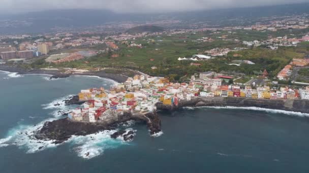 テネリフェ島 プンタ ブラバ スペイン 2018 岩が多い大西洋の海岸のカラフルな空撮のウォーター フロントに家します で上からショットをドローンします — ストック動画