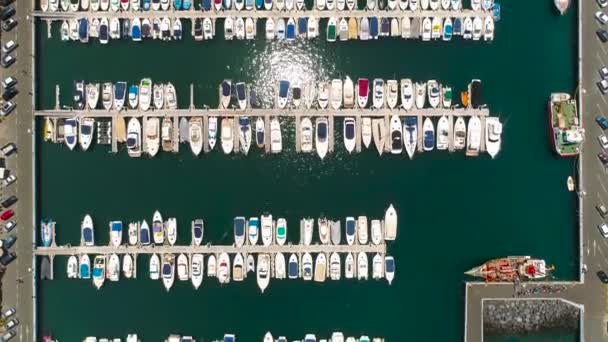 西班牙洛斯吉甘特特内里费 2018年5月18日 西班牙加那利群岛加那利群岛海滨码头上的现代帆船 游艇的鸟图 无人机射击 — 图库视频影像
