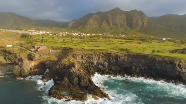 Légi Felvétel Sziklák Atlanti Óceán Tenerife Shot Ból Fenti Drone — Stock videók