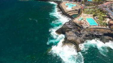 Tenerife, Los Gigantes, İspanya - 18 Mayıs 2018: Havadan görünümü kayalık sahil ve oteller, Kanarya Adaları. 4 k dron yukarıdan vurdu.