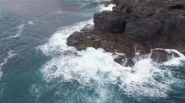 Tenerife, İspanya - Mayıs, 18, 2018: Havadan görünümü kayalık sahil, Atlantik Okyanusu, ve ve kayalıklarla sahildeki. 4 k yukarıdan atış robot