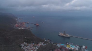 Santa Cruz De Tenerife, İspanya - Mayıs, 18, 2018 havadan görünümü bağlantı noktasının. 4 k'dan fazla vurdu casus uçak