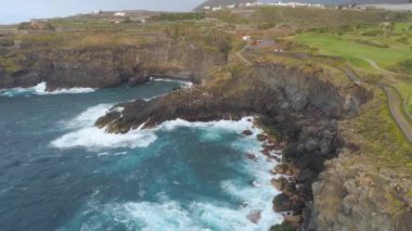 Kayalıklarla ve Atlantik Okyanusu Tenerife, 4 k yukarıdan ateş dron, Canarias Islands, İspanya havadan görünümü