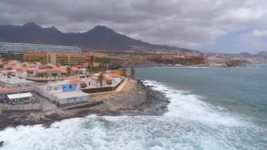 Tenerife, La Caleta, İspanya - 18 Mayıs 2018: Atlantik Okyanusu, havadan görünümü kayalık sahil ve sahildeki, Kanarya Adaları oteller. 4 k dron yukarıdan vurdu.