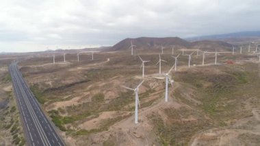 Tenerife, Kanarya Adaları, İspanya yel değirmenleri yüksekliği hava manzara. 4 k atış robot. Wild Coast Atlas Okyanusu