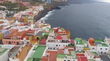 Tenerife, Punta Brava, İspanya - Mayıs, 18, 2018: Havadan görünümü kayalık sahil, Atlantik Okyanusu ve renkli Rıhtımlar üzerinde ev sahipliği yapmaktadır. 4 k yukarıdan atış robot