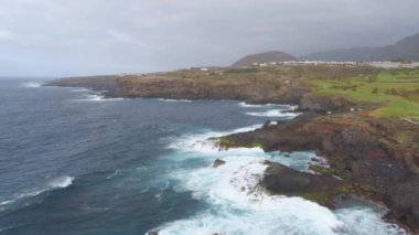 Kayalıklarla ve Atlantik Okyanusu Tenerife, 4 k yukarıdan ateş dron, Canarias Islands, İspanya havadan görünümü