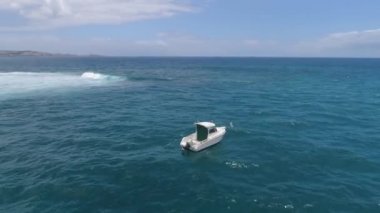 Tenerife, La Caleta, İspanya - 18 Mayıs 2018: Havadan görünümü tekne nera deniz kenarı, Kanarya Adaları ve Atlantik Okyanusu. 4 k dron yukarıdan vurdu.