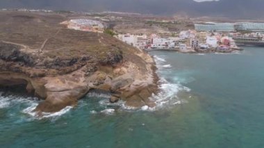 Tenerife, La Caleta, İspanya - 18 Mayıs 2018: Atlantik Okyanusu, havadan görünümü kayalık sahil ve sahildeki, Kanarya Adaları oteller. 4 k dron yukarıdan vurdu.