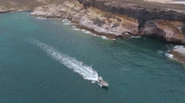 Tenerife, La Caleta, İspanya - 18 Mayıs 2018: Havadan görünümü tekne nera deniz kenarı, Kanarya Adaları ve Atlantik Okyanusu. 4 k dron yukarıdan vurdu.