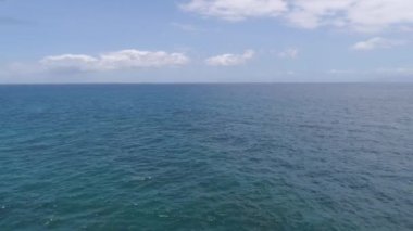 Tenerife, La Caleta, İspanya - 18 Mayıs 2018: Atlantik Okyanusu, havadan görünümü kayalık sahil ve sahildeki, Kanarya Adaları oteller. 4 k dron yukarıdan vurdu.