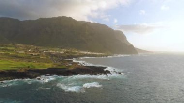 Kayalıklarla ve Atlantik Okyanusu Tenerife, 4 k yukarıdan ateş dron, Canarias Islands, İspanya havadan görünümü