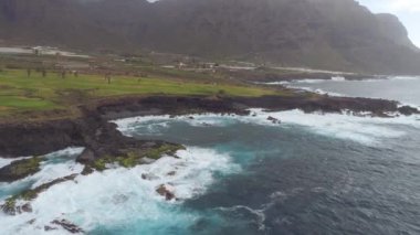 Kayalıklarla ve Atlantik Okyanusu Tenerife, 4 k yukarıdan ateş dron, Canarias Islands, İspanya havadan görünümü
