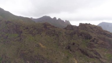 Tenerife, İspanya - 18 Mayıs 2018: Rocky Dağları'nın hava görünümünde cehennem gorge, Kanarya Adaları. 4 k dron yukarıdan vurdu.