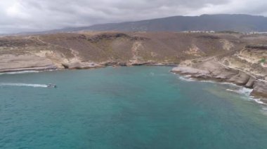 Tenerife, La Caleta, İspanya - 18 Mayıs 2018: Atlantik Okyanusu, havadan görünümü kayalık sahil ve sahildeki, Kanarya Adaları oteller. 4 k dron yukarıdan vurdu.