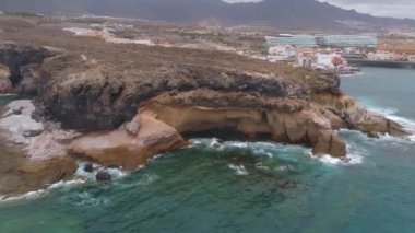 Tenerife, La Caleta, İspanya - 18 Mayıs 2018: Atlantik Okyanusu, havadan görünümü kayalık sahil ve sahildeki, Kanarya Adaları oteller. 4 k dron yukarıdan vurdu.