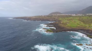 Kayalıklarla ve Atlantik Okyanusu Tenerife, 4 k yukarıdan ateş dron, Canarias Islands, İspanya havadan görünümü