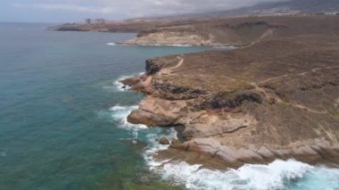 Tenerife, La Caleta, İspanya - 18 Mayıs 2018: Atlantik Okyanusu, havadan görünümü kayalık sahil ve sahildeki, Kanarya Adaları oteller. 4 k dron yukarıdan vurdu.